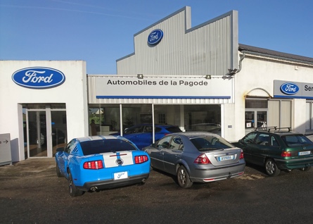 Devanture du garage auto Ford à Amboise (37) : Automobiles de la Pagode